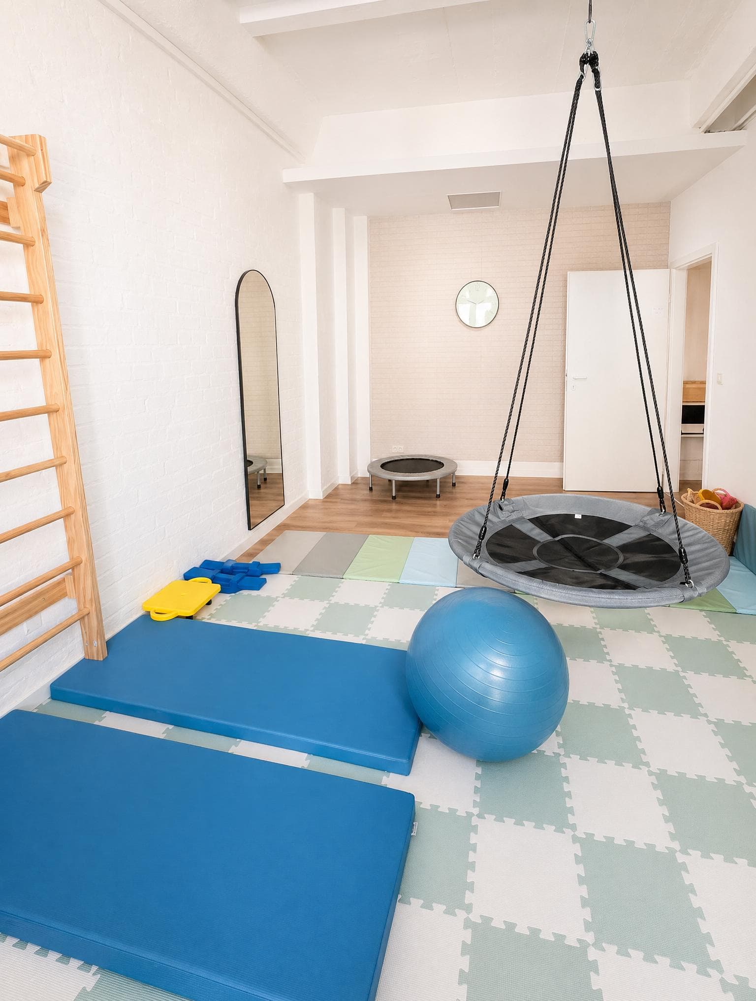 Bewegungsraum mit Matte, Ball und Therapieschaukel